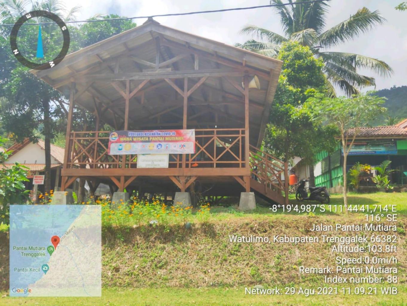 Gazebo untuk melepas lelah setelah mencoba semua fasilitas di Pantai Mutiara Trenggalek. Foto; Dok. Jadesta Kemenparekraf